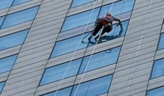 高空保潔的時(shí)候，如何刮去多余的水痕呢？